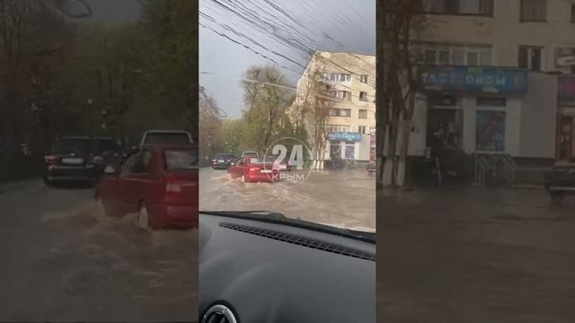 В Симферополе подтопило бульвар Франко