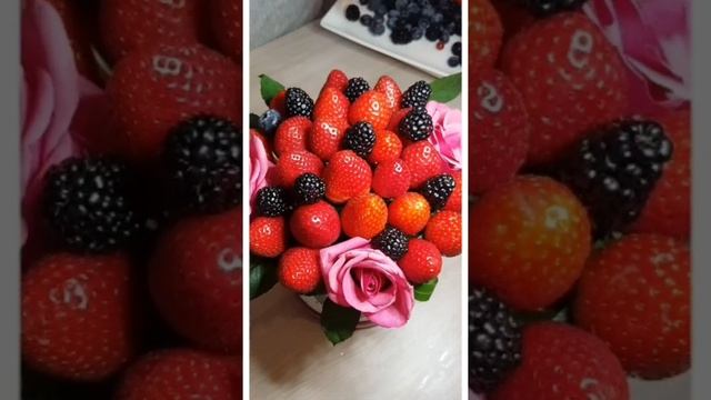 Клубника.Вкусные букеты .VIP mix композиция с розами из клубники голубики, ежевики ,смородины смотреть онлайн