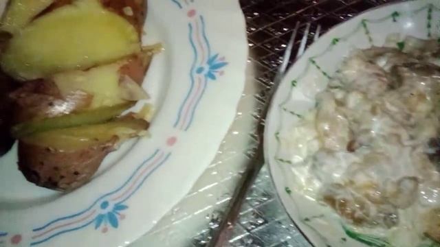 Печёный картофель с белыми солёными грибами. смотреть онлайн