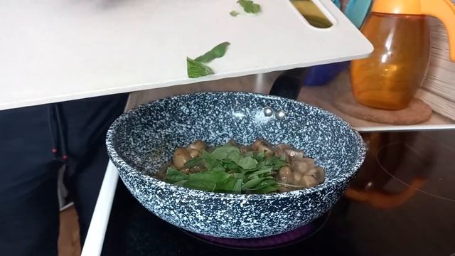 ЛИНГВИНИ С МОРЕПРОДУКТАМИ И ШАМПИНЬОНЫ С БАЗИЛИКОМ.LINGUINE WITH SEAFOOD AND CHAMPIGNONS WITH BASIL