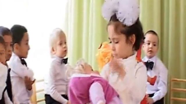 Танец с куклами. средняя группа