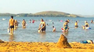 Отец бьет ребенка на пляже...