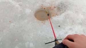 Зимняя рыбалка на реке! Пескари и Чебак!