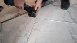 Аккумуляторный Реноватор Макита в работе