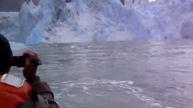 Высокая волна от скола айсберга смотреть онлайн