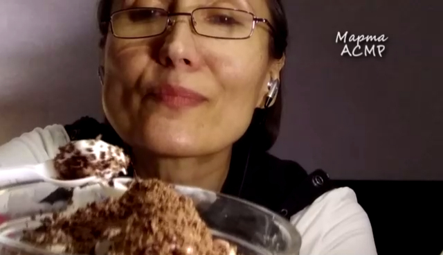 Марта АСМР Итинг Мороженое с шоколадом и орешками. (без разговоров)