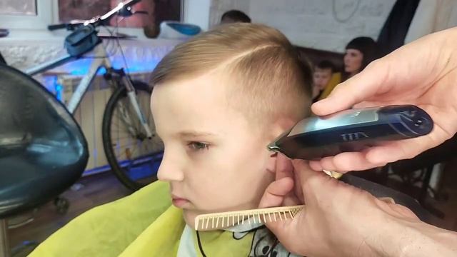 Пробор набок // Side Part // Стрижка с пробором на бок // С пробором для школьника // Как подстричь смотреть онлайн