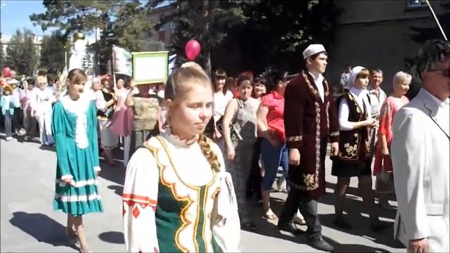 Украшением праздника Урожая в Искитиме стало шествие горожан смотреть онлайн