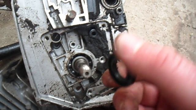 Как заменить сальник на бензопиле How to replace the oil seal on the chainsaw смотреть онлайн
