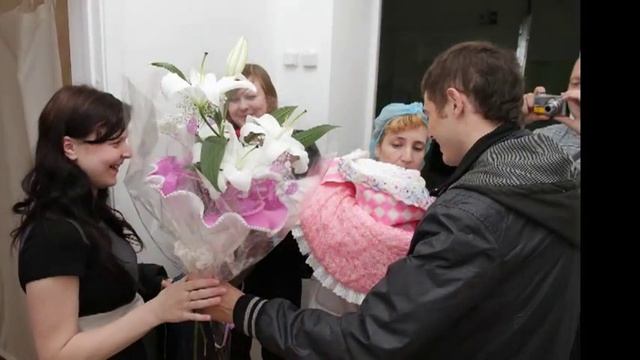 Папа встретил дочку из роддома смотреть онлайн
