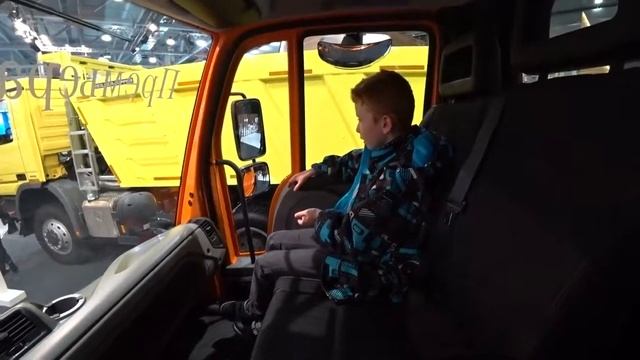 В кабине нового Унимог 2018 грузовик вездеход Мерседес полный привод 4х4 смотреть онлайн