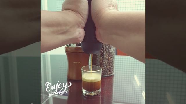 Making an espresso with Vietnamese beans, Hario MCD-2, and Wacaco Minipresso GR