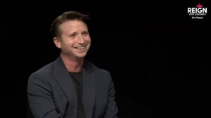 Ричард Армитидж забавно вклинился в интервью Чарли Мерфи для Reign