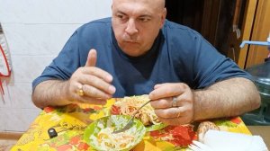 Мукбанг. Куриный шашлычок, спагетти и квашенная капуста. Локо-РОСТОВ 3:2, судья козёл убил интригу.