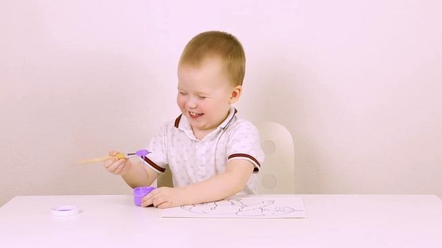 Лёня рисует пальчиковыми красками, изучает цвета и названия животных