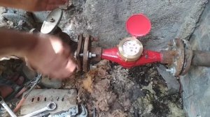 Как поменять водяной счётчик. Работает профессиональный сантехник!