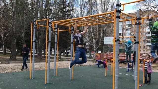 Подтягивания с перехватом по горизонтальной лестнице на спортивной площадке