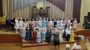 За окном кружат снежинки. Рождественская песенка