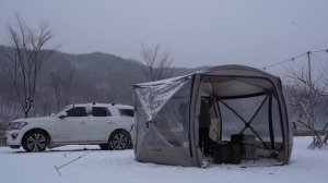 Кемпинг в одиночестве в заснеженном поле в течение всего дня  кемпинг в сильный снегопад