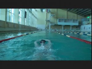 Показываю повороты на спине и брассом со всех сторон и под водой