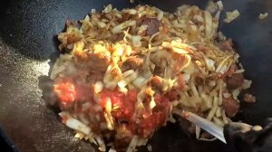 Капуста с мясом в казане