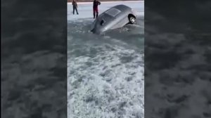 Мужик утонул в своей машине