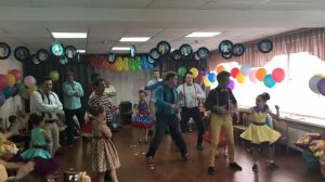 Трогательный, но зажигательный танец буги-вуги с папами на выпускном в детском саду