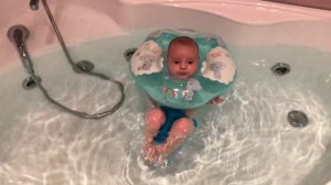 Купание в круге в ванной. Малыш, четыре месяца.