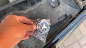 Mercedes Benz w212 removal hood emblem замена прицела на капоте значка на китай
