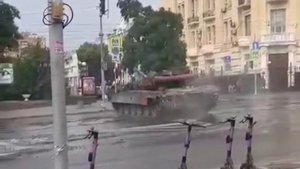 ЧВК Вагнер в Ростове развлекаются как могут Танкисты устроили дрифт на танке. Кто-то есть мороженое.