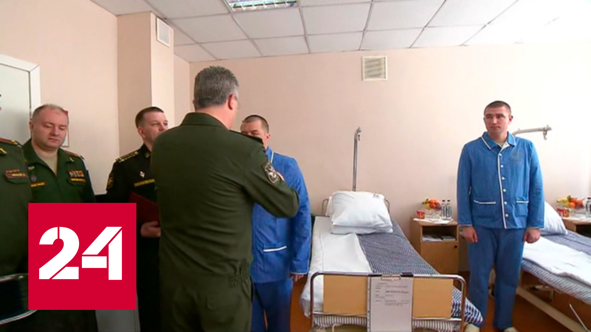 Руководит военной операцией. Военный госпиталь Подольск. Награждение военнослужащих в госпитале. Российские военные в госпитале. Вручение медалей военнослужащим в госпитале.