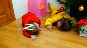 София и Папа на НОВЫЙ ГОД подарки игрушки ЗАБАВНЫЕ РОЖДЕСТВЕНСКИЕ ИСТОРИИ для детей