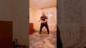 Делаю жим гири каждой рукой на количество раз