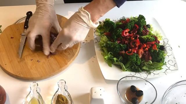 Итальянский салат с брокколи, моцареллой и вялеными помидорами. смотреть онлайн