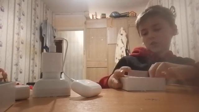 у меня есть наушники беспроводные крутые от ?. и мы с Мишей посорлись смотреть онлайн