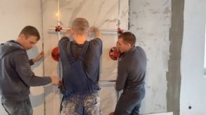 Процесс укладки крупноформатного керамогранита