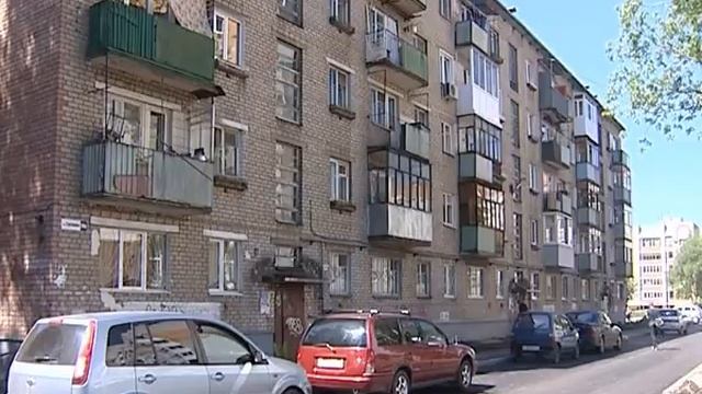 В Ярославле дорожные рабочие испортили припаркованную машину смотреть онлайн
