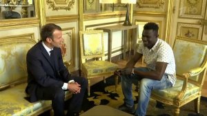 Президент Франции принял в Елисейском дворце и вручил медаль за храбрость нелегальному мигранту