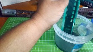 смываю краску с  модели не повреждая пластик.I wash off the paint without damaging the plastic.
