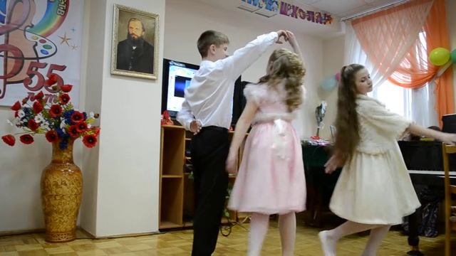 Школьный вальс. Исполняют Алина Колесникова, Дарья Жмакова и Илья Антоненко