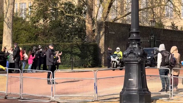 Royal Motorcade Surfaces Unannounced. Is it our Princess? смотреть онлайн
