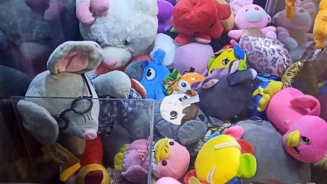 КЛАССНЫЙ  ? МЫШОНОК ? В АППАРАТЕ С ИГРУШКАМИ ХВАТАЙ-КА / Получится достать??? / claw machine game