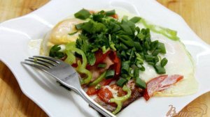Яичница с ветчиной, помидорами и перцем