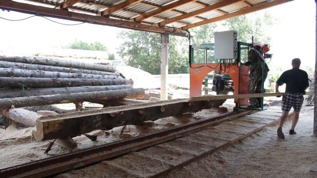 Угловая дисковая пилорама на производстве