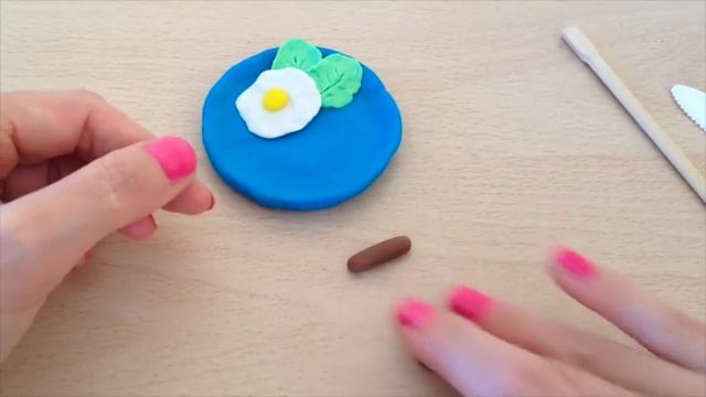 Как лепить еду из пластилина яичницу с колбасками, картошка фри и помидоры!! смотреть онлайн