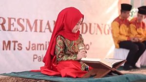 Девочка красиво читает Коран