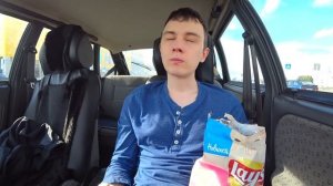 DIMAVIPER ЕСТ ЧИПСЫ LAYS ИЗ ПЕЧИ "КОРОЛЕВСКИЙ КРАБ"