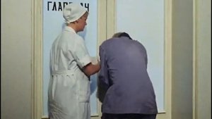 Шурик пытается открыть дверь.