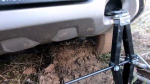 Нива ТРЕВЕЛ. ЗАСТРЯЛ в ГЛИНЕ!!! Весь вечер КОПАЛ и ДОМКРАТИЛ... Не всеми ИНСТРУМЕНТАМИ доволен...