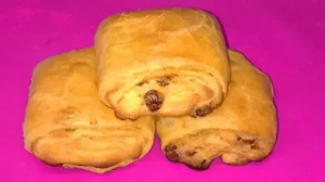 Слойки с творогом. Слойки из готового слоеного теста. Булочки с творожной начинкой и изюмом.